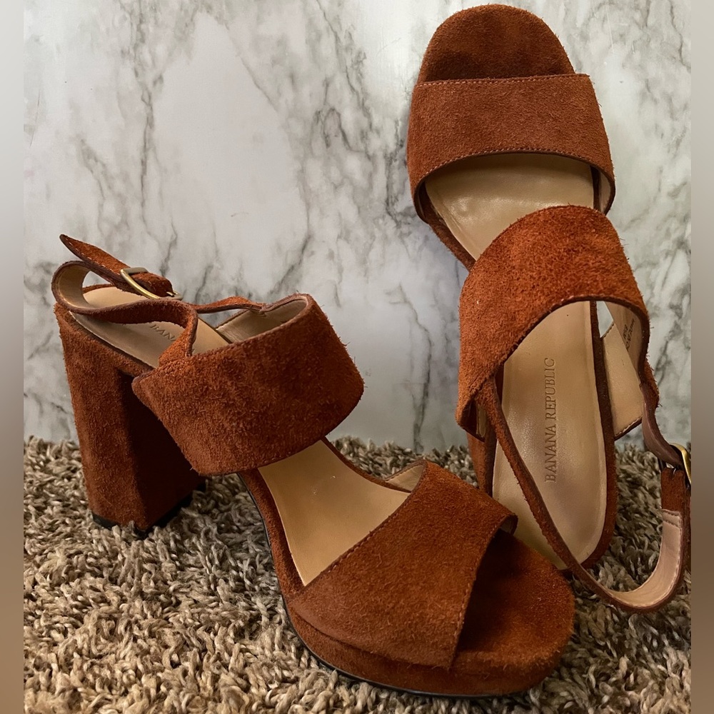 Banana Republic/camel color/6.5